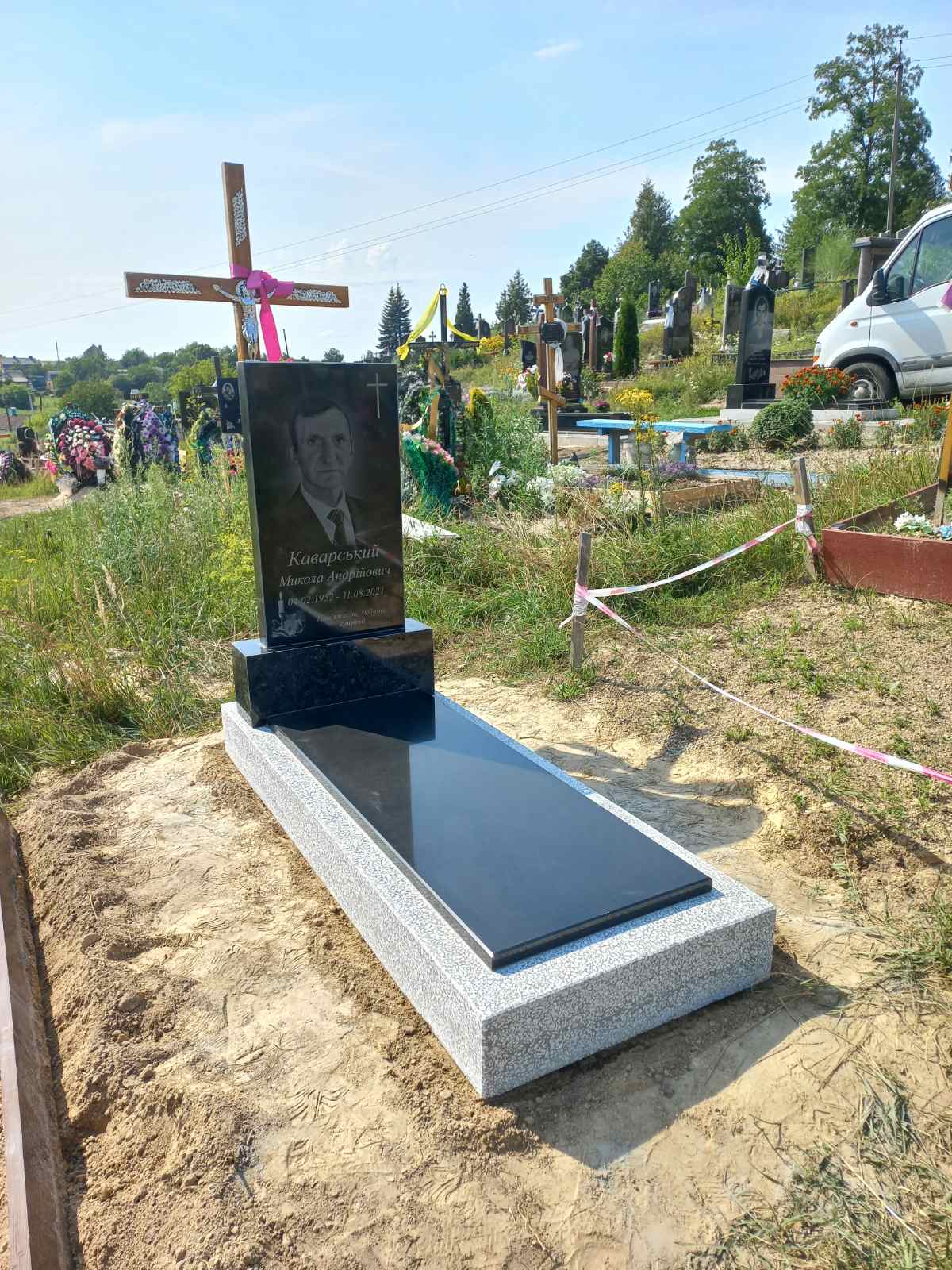 Впорядкована ділянка з гранітним пам'ятником — робота майстерні на Рівненській, Луцьк