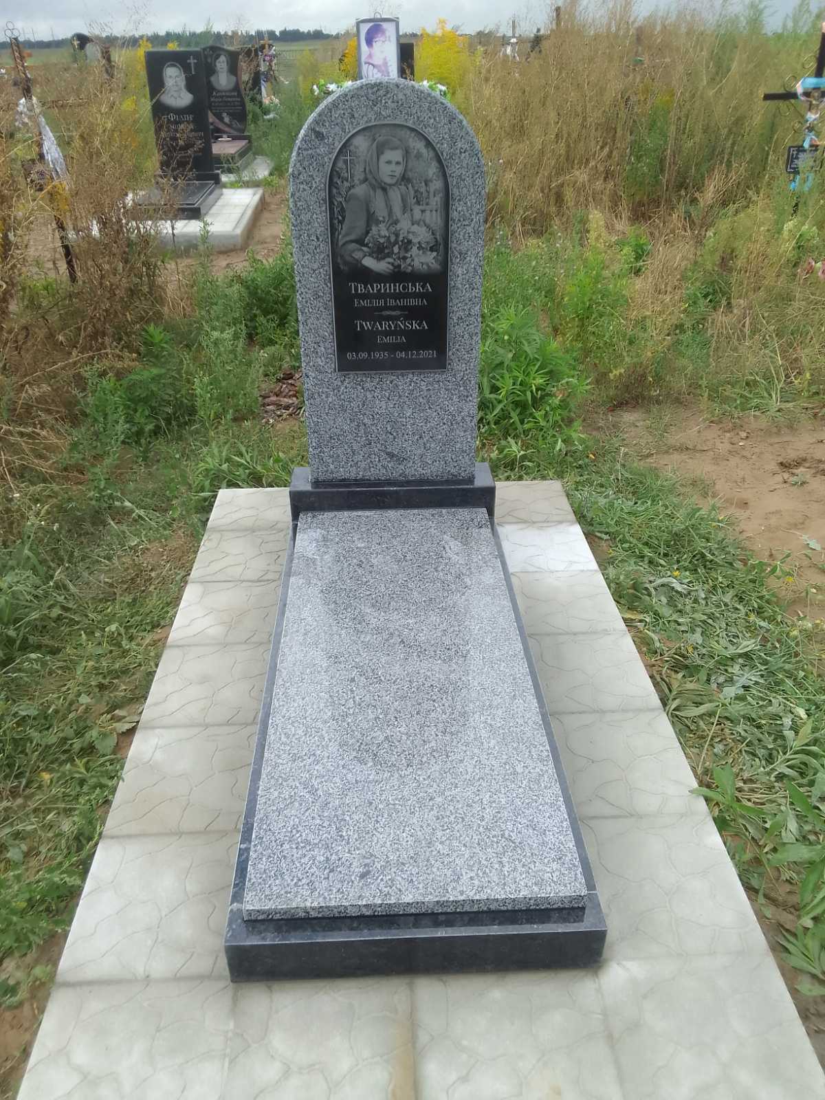 Монтаж гранітного пам'ятника бригадою майстерні — Луцьк і Луцький район