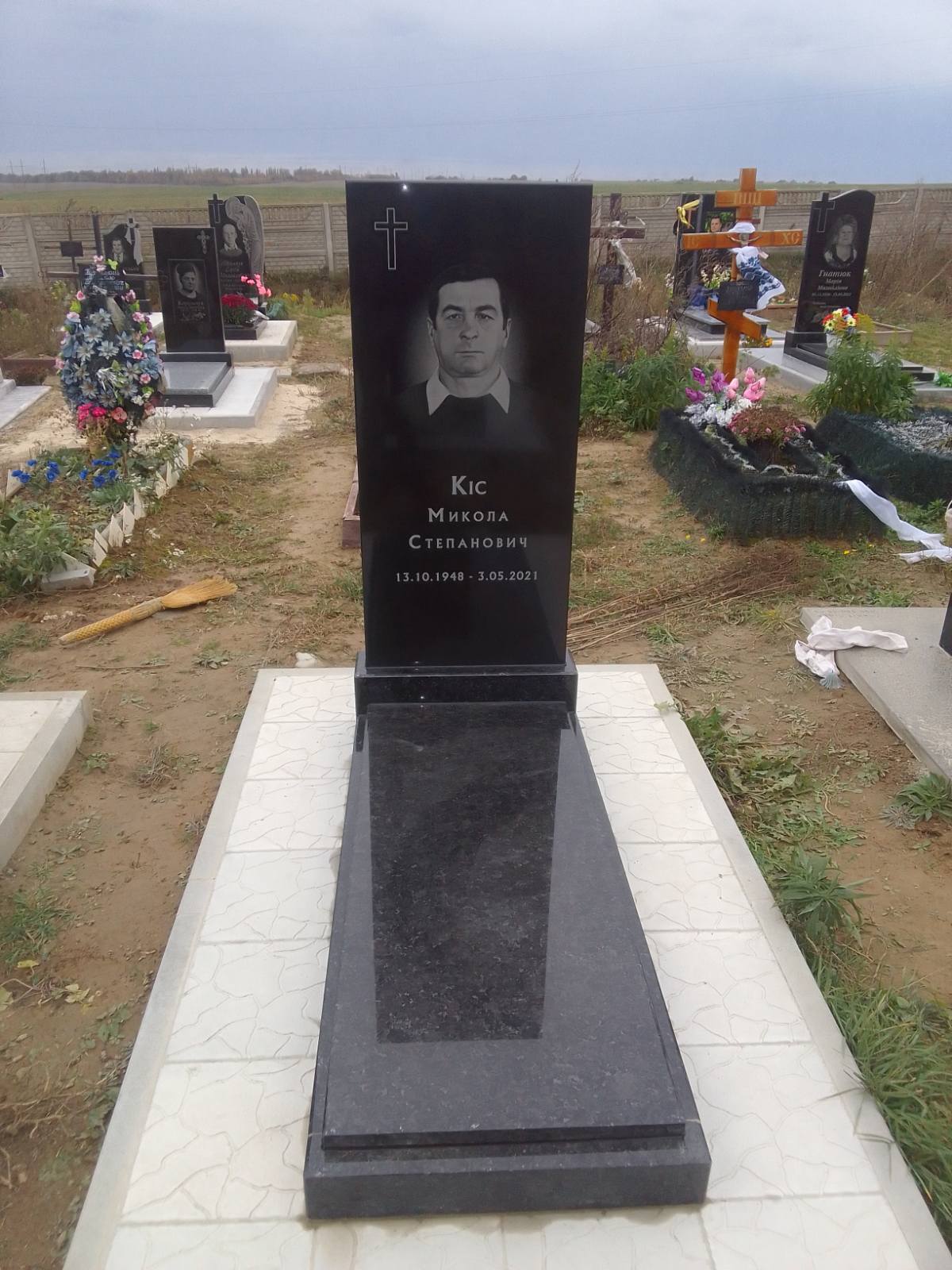 Полірований гранітний пам'ятник після чищення — Луцький район