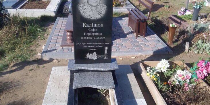 Гранітний пам'ятник із тумбою і квітником — робота майстерні