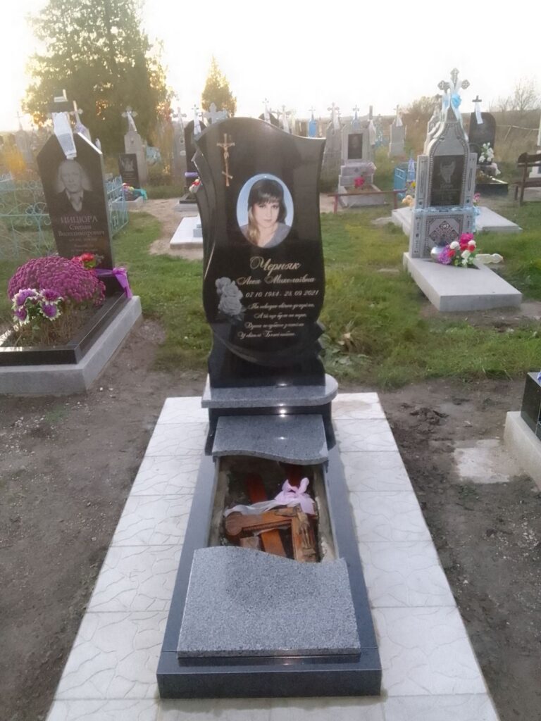 Гранітна стела з гравіюванням — каталог майстерні Мемомайстер