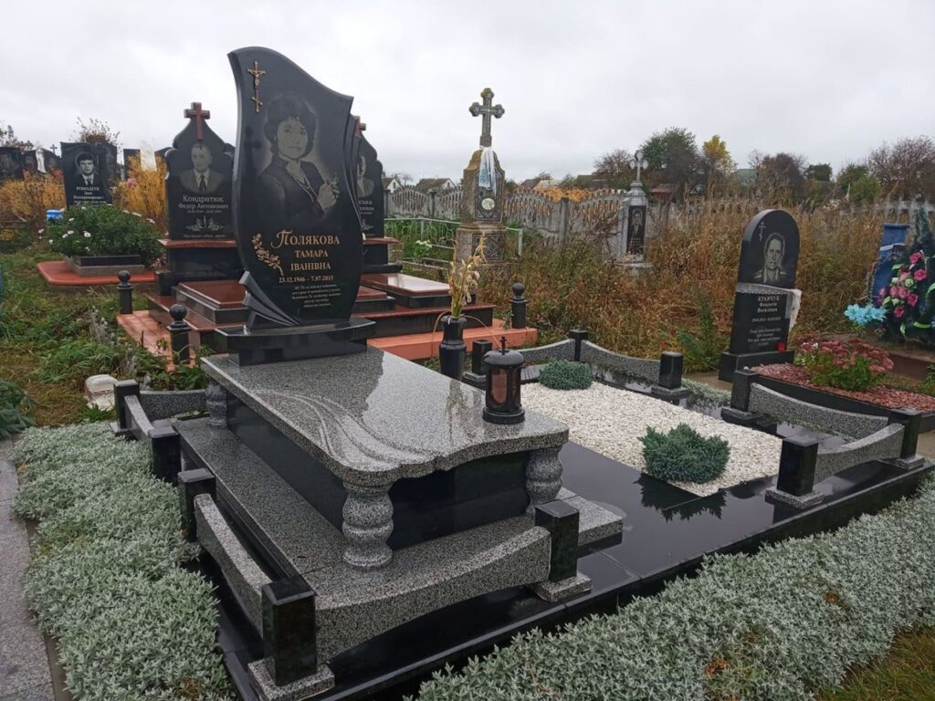 Гранітний меморіальний комплекс із фігурною стелою та лампадою.